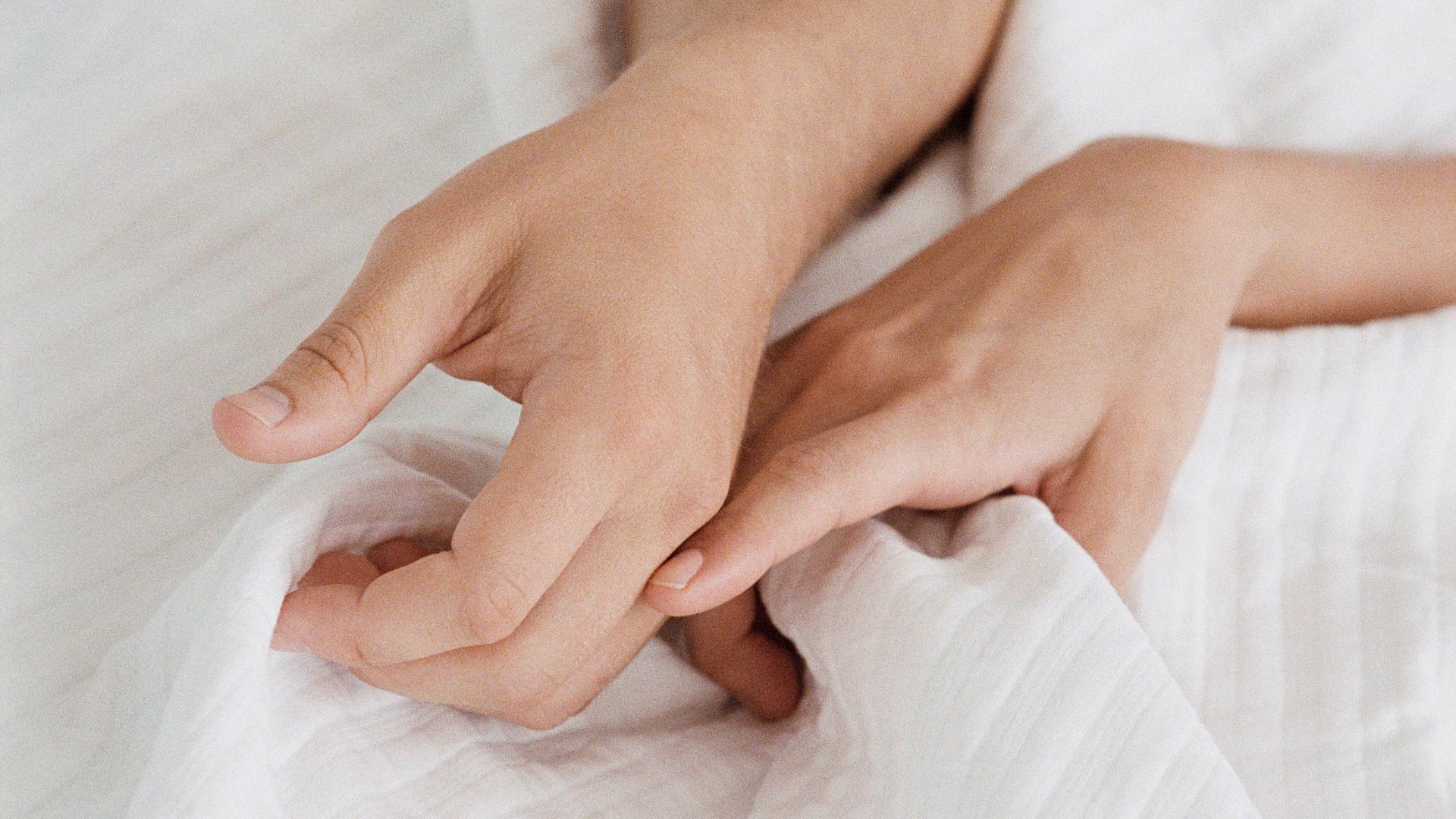 Un dormitorio minimalista y acogedor con iluminación cálida, que simboliza un espacio de descanso y amor consciente.