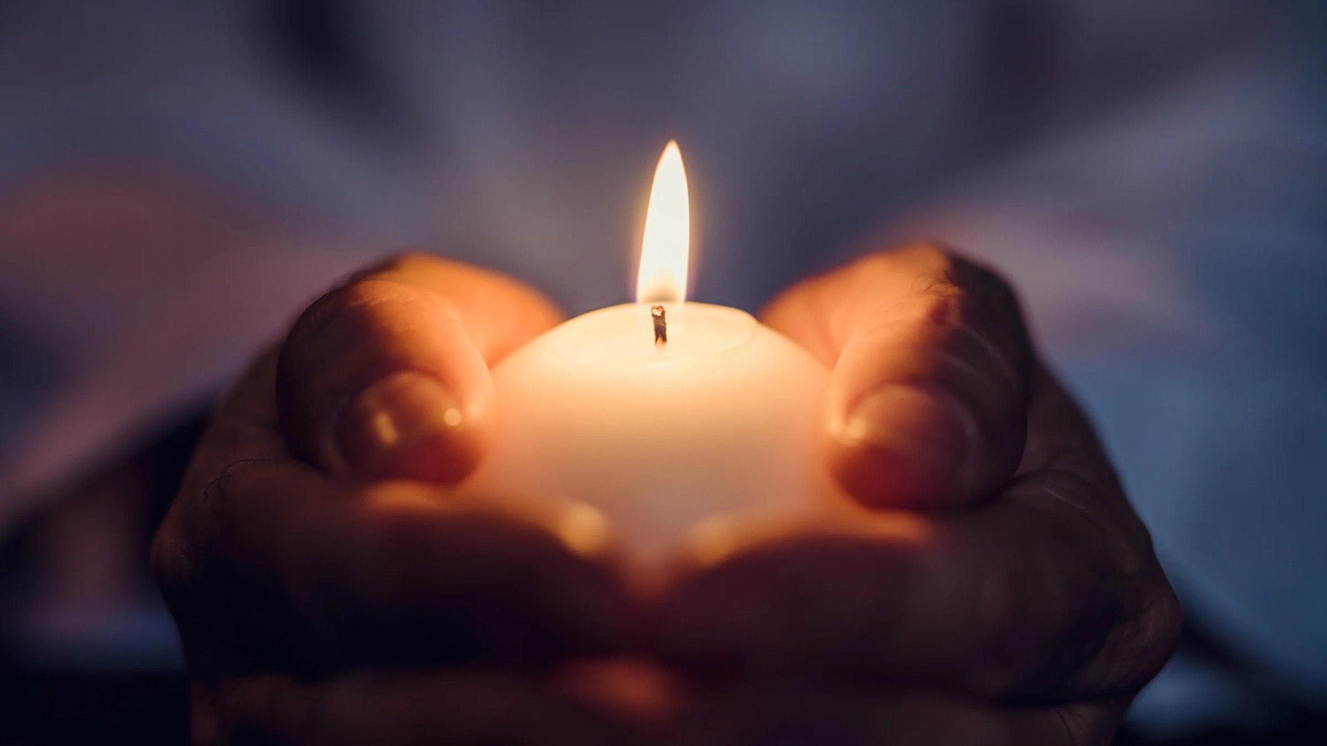 Persona en calma y con foco interior, simbolizando la búsqueda de la llama o prioridad vital y la quietud frente a las prisas y el ruido externo.